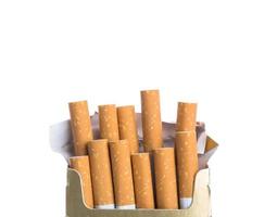 Schachtel Zigaretten lokalisiert auf einem weißen Hintergrund