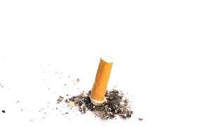 Zigarettenstummel mit Asche lokalisiert auf weißem Hintergrund