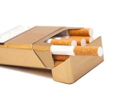 Schachtel Zigaretten, isoliert auf einem weißen foto