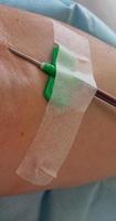 Blutspender während der Transfusion im Krankenhaus foto