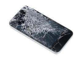 Handy mit zerbrochenem Glasbildschirm auf weißem Hintergrund