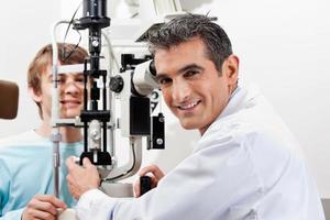 Optiker macht Gesichtsfeldtest an seinem Patienten