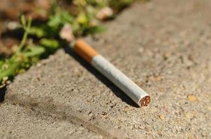 Zigarette auf Asphalt foto