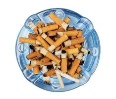 Zigarettenkippen im Aschenbecher isoliert auf weiß