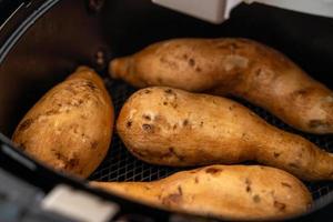 Geröstete Süßkartoffeln, die zu Hause im Airfryer zubereitet werden. gesundes essen für diätessen. foto