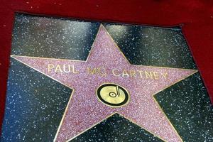 los angeles, feb 9 - paul mccartney star bei der hollywood walk of fame zeremonie für paul mccartney im capital record building am 9. februar 2012 in los angeles, ca foto