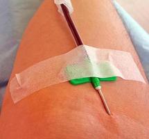 Blutspender während der Transfusion im Krankenhaus foto
