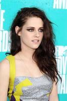 los angeles, 3. juni - kristen stewart kommt bei den mtv movie awards 2012 im gibson ampitheatre am 3. juni 2012 in los angeles, ca foto