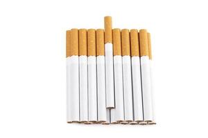 Zigaretten, isoliert auf einem weißen