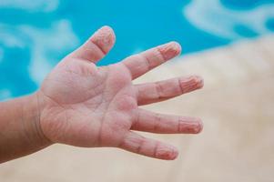 Kinder runzlige Finger nach dem Schwimmen foto