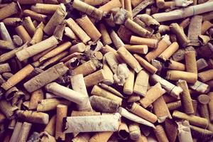 Nahaufnahme Schuss von verbrannten Zigarettenkippen