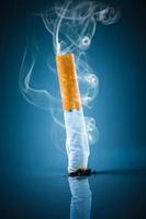 Zigarettenstummel - nicht rauchen. foto