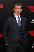 los angeles, aug 13 - pierce brosnan bei der november man premiere im tcl chinese theater am 13. august 2014 in los angeles, ca foto