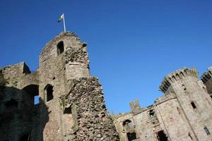 strahlend blauer Himmel über Raglan Castle foto