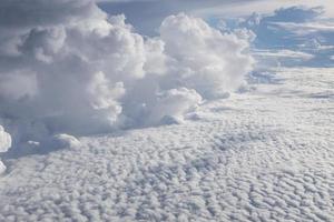 Wolken und blauer Himmel vom Flugzeug aus gesehen foto