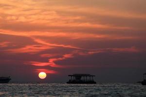 Long-Tail-Boote bei Sonnenuntergang auf Koh Lipe foto