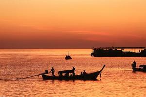 Long-Tail-Boote bei Sonnenuntergang auf Koh Lipe foto