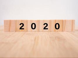 Zahlen 2020 Neujahr auf Holzwürfeln foto