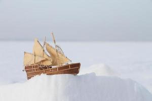 das Spielzeugschiff auf Schnee foto