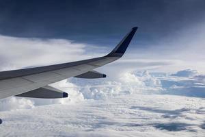 Blick auf Wolken aus einem Flugzeugfenster foto