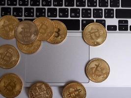 bitcoin-cash digitale kryptowährung auf notebook foto