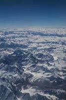 Himalaya-Berge unter Wolken foto