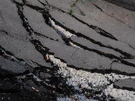 rissige Oberfläche einer Asphaltstraße foto