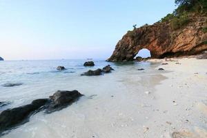 Natursteinbogen auf der Insel Ko Khai foto