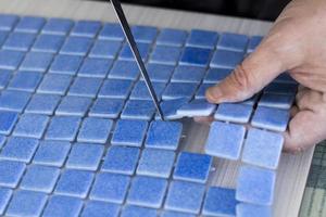 Herstellung von Mosaikfliesen foto