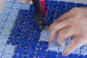 Herstellung von Mosaikfliesen foto