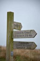 Holzschild markiert den Coast to Coast Trail foto