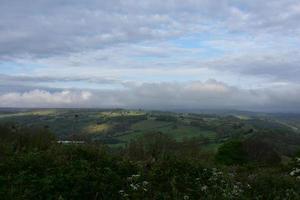 dunkle Wolken schweben über einem Tal in England foto