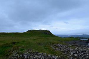 üppige küste auf der isle of skye mit schwarzen und weißen felsen foto