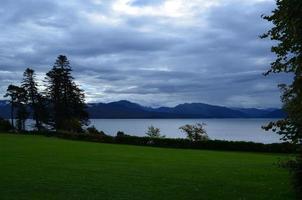 atemberaubende Landschaft mit einem wunderschönen Blick auf das Wasser und die Berge foto