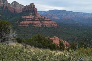 Blick hinunter in ein Tal in Sedona, Arizona foto