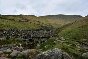 Holzfußbrücke durch die Fjells des Lake District foto