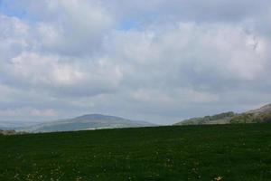 schöne aussicht auf ein ländliches feld im frühjahr foto