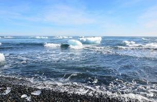 Eisberge, die im Ozean in Island schwimmen foto