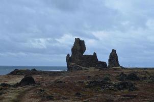 bewölkter tag in londrangar in westisland foto