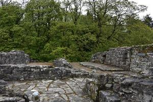 alte steinmauer ruinen und bleibt in england foto