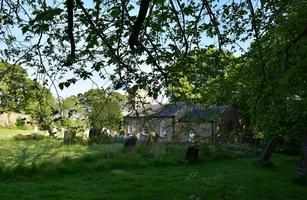 Alter historischer Friedhof im Norden Englands im Frühjahr foto