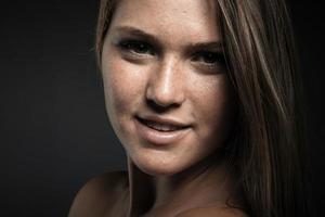 Porträt der Schönheit junge Frau gegen dunkelgrauen Hintergrund foto