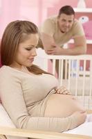 schwangere Frau streichelt Bauch