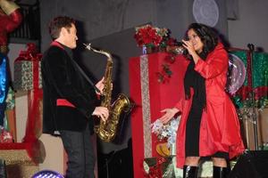 los angeles, 20. nov - dave koz und kimberly locke beim hollywood and highland tree lighting concert 2010 im hollywood and highland centre cour am 20. november 2010 in los angeles, ca foto