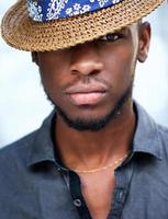 stilvoller junger Afroamerikaner mit Hut foto