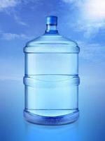 eine große Flasche reines mit blauem Himmelshintergrund foto