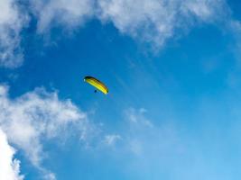 Fallschirm am Himmel foto