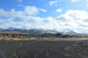 atemberaubende schneebedeckte berge in einem abgelegenen gebiet von island foto