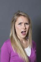 unglückliche junge blonde Frau beschwert sich laut