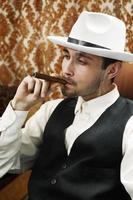 Mann mit Zigarre foto